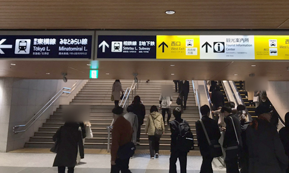 階段 or エスカレーターで地上へ